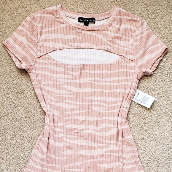 DEREK HEART Trendy Peekaboo T-Shirt - Picture 3 of 7